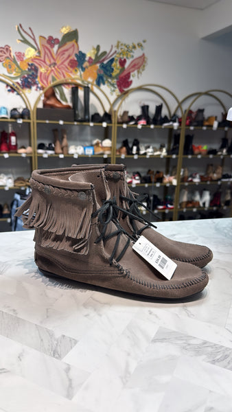 Minnetonka Gray Fringe Suede Boots, 11