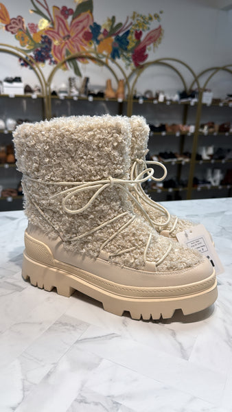 Pretty Little Thing Ivory Boots, 7