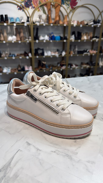 Donald Pliner White Retro Platform Dew Shoes, 6 (retail $238)