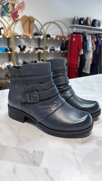 Earth Origins Blue Leather Boots, 6.5 Wide